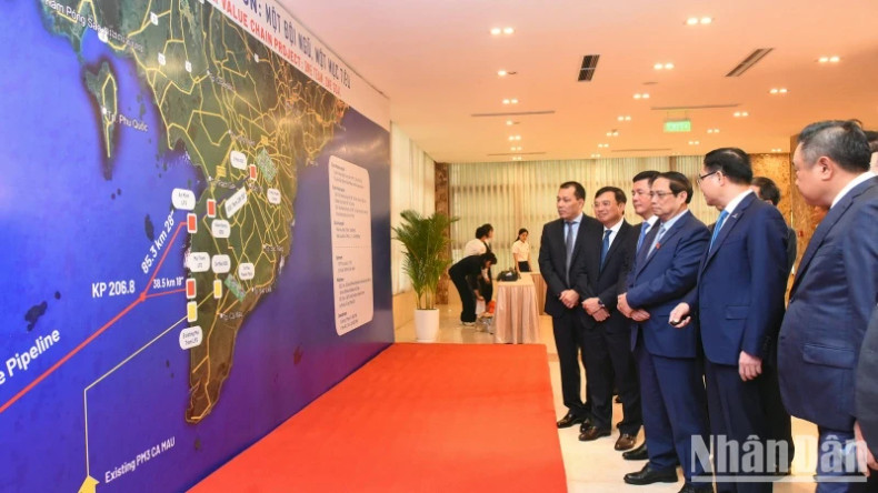 Prime Minister Pham Minh Chinh listens to an introduction to the Block B – O Mon gas-to-power value chain project.