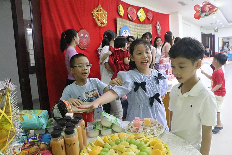 The Mid-Autumn Festival feast is prepared by parents, aunts, and children together.