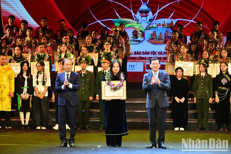 Pham Tat Thang, Standing Deputy Head of the PCC’s Commission for Mass Mobilisation, and Nong Quoc Tuan, Deputy Minister-Deputy Chairman of the Government Committee on Ethnic Minority Affairs, award certificates of merit to outstanding ethnic minority students and youths. Pham Tat Thang, Standing Deputy Head of the PCC’s Commission for Mass Mobilisation, and Nong Quoc Tuan, Deputy Minister-Deputy Chairman of the Government Committee on Ethnic Minority Affairs, award certificates of merit to outstanding ethnic minority students and youths.