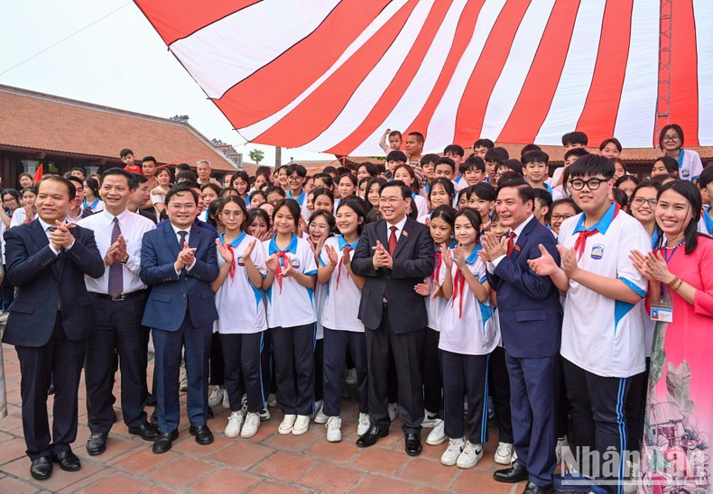 NA Chairman Vuong Dinh Hue and students in Thuan Thanh District at the Dong Ho Folk Painting Conservation Centre. NA Chairman Vuong Dinh Hue and students in Thuan Thanh District at the Dong Ho Folk Painting Conservation Centre.