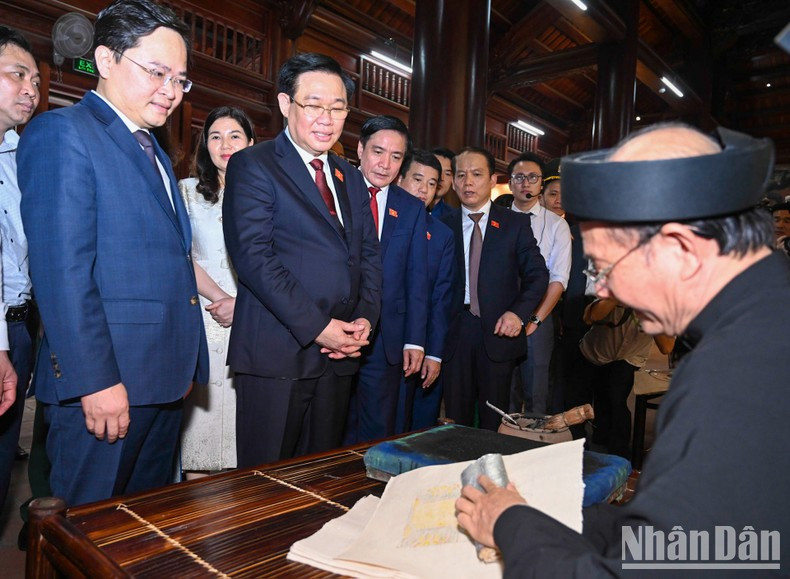 NA Chairman Hue and other delegates visit the Dong Ho Folk Painting Conservation Centre. NA Chairman Hue and other delegates visit the Dong Ho Folk Painting Conservation Centre.