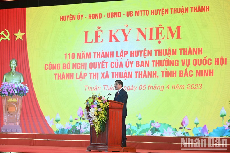 General Secretary and Chairman of the NA Office Bui Van Cuong announces the NA Standing Committee’s Resolution on the establishment of Thuan Thanh as a provincial-level town. General Secretary and Chairman of the NA Office Bui Van Cuong announces the NA Standing Committee’s Resolution on the establishment of Thuan Thanh as a provincial-level town.
