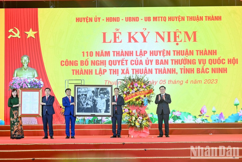 The top legislator presents souvenirs and flowers to the provincial-level town’s leaders. The top legislator presents souvenirs and flowers to the provincial-level town’s leaders.
