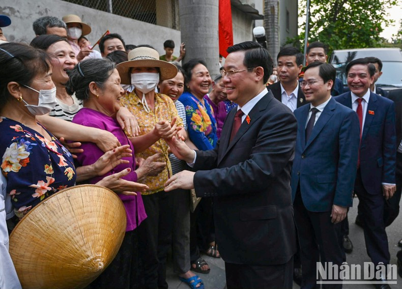NA Chairman Vuong Dinh Hue talks with people in A Lu Village, Dai Dong Thanh Commune, Thuan Thanh District. NA Chairman Vuong Dinh Hue talks with people in A Lu Village, Dai Dong Thanh Commune, Thuan Thanh District.