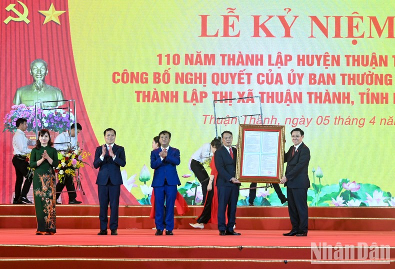 NA Chairman Vuong Dinh Hue presents the NA Standing Committee’s Resolution to leaders of Thuan Thanh Town. NA Chairman Vuong Dinh Hue presents the NA Standing Committee’s Resolution to leaders of Thuan Thanh Town.