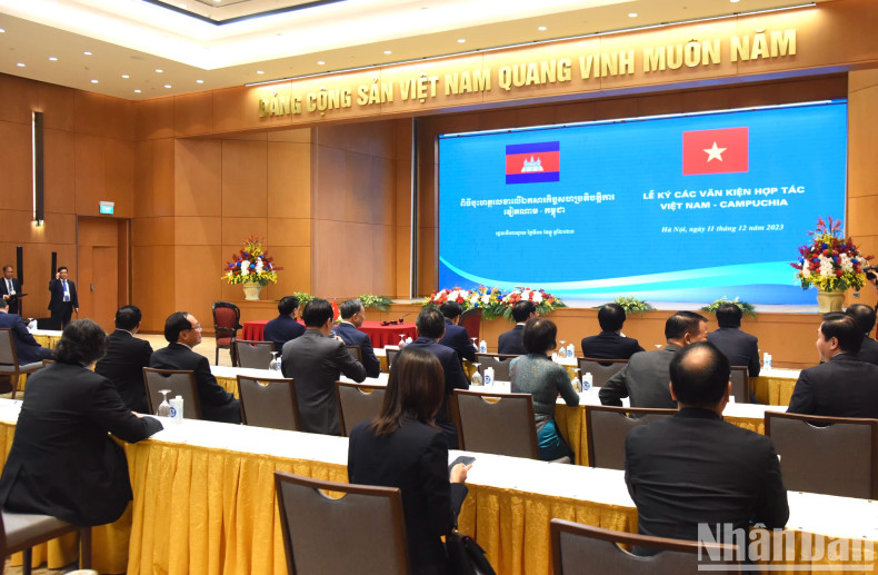 An overview of the signing ceremony. An overview of the signing ceremony.