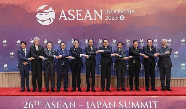 Prime Minister Pham Minh Chinh (4th from left) in a group photo with the heads of delegations attending the 26th ASEAN-Japan Summit. (Photo: VNA)