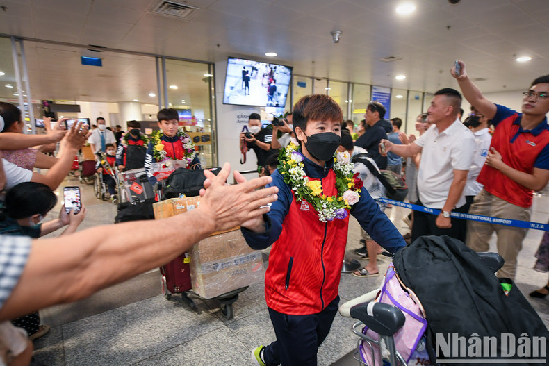 In Pictures: Vietnamese women’s football team returns home to fans’ warm welcome ảnh 3 In Pictures: Vietnamese women’s football team returns home to fans’ warm welcome ảnh 3