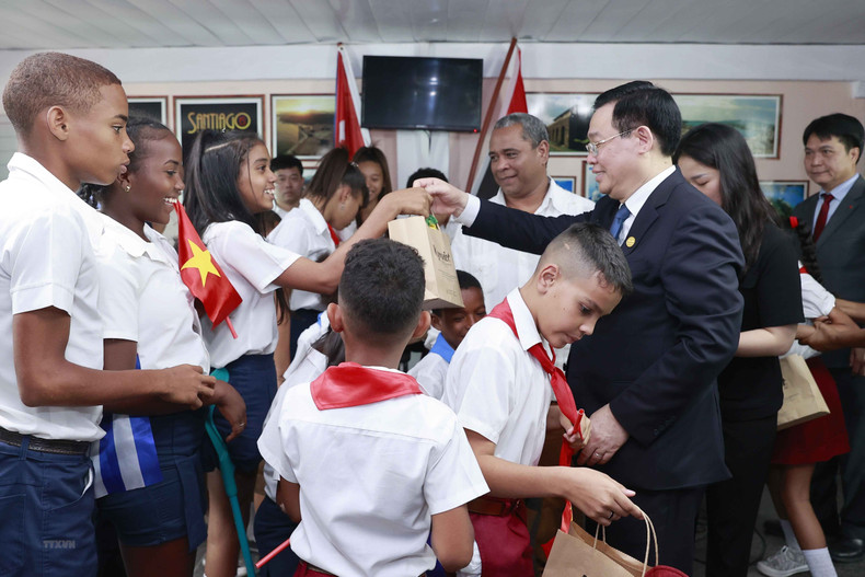 NA Chairman Vuong Dinh Hue presents gifts to students of Cuba-Vietnam Friendship School (Photo: VNA)