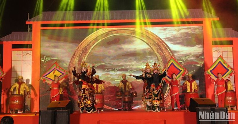 Artists from the Nguyen Hien Dinh Tuong (Classical Drama) Theatre perform at the event. (Photo: Anh Dao)