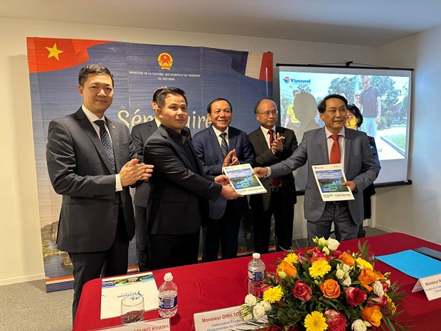 Delegates witnessed the handover of cooperation minutes between Vietravel’s branch in France and Vietnam Airlines; and the Vietnamese Cultural Centre and the association for Vietnamese culture and tourism promotion in France and Europe (Photo: VNA)