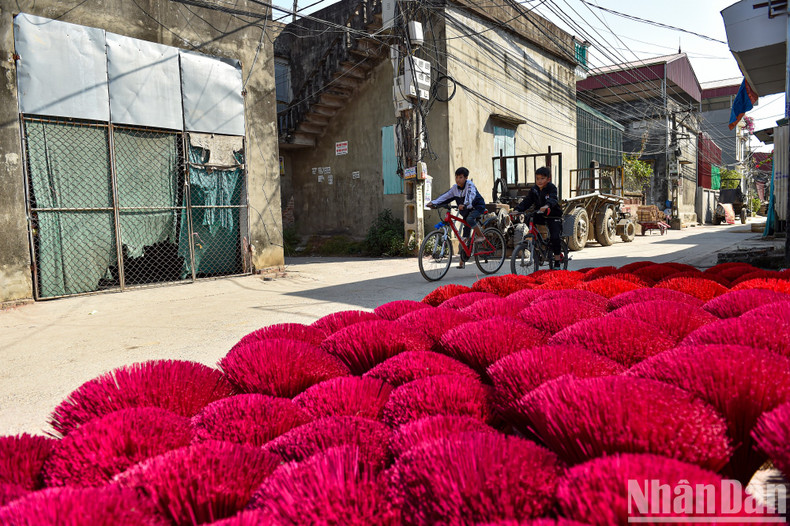 Today, when coming to this traditional craft village in Hanoi, visitors can buy incenses as well as take beautiful check-in photos during Tet. Today, when coming to this traditional craft village in Hanoi, visitors can buy incenses as well as take beautiful check-in photos during Tet.