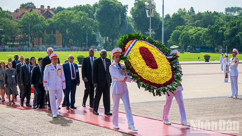 On the same morning, President of the National Assembly of People's Power of Cuba Esteban Lazo Hernandez and delegates lay wreaths in tribute to President Ho Chi Minh at this mausoleum.