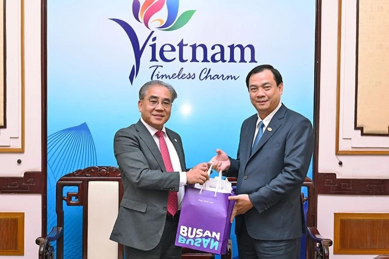 Director of Busan Tourism Promotion Division Lee Jong Sil presents a souvenir to the VNAT’s Director Nguyen Trung Khanh. (Photo: VNAT) Director of Busan Tourism Promotion Division Lee Jong Sil presents a souvenir to the VNAT’s Director Nguyen Trung Khanh. (Photo: VNAT)
