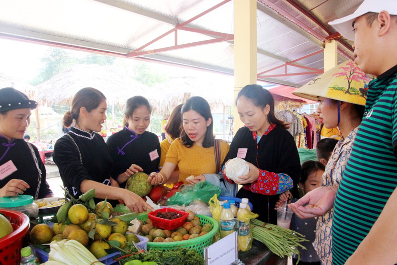 A space introducing local agricultural specialties at Ha Lau Market, Tien Yen District. (Photo: baoquangninh.vn) A space introducing local agricultural specialties at Ha Lau Market, Tien Yen District. (Photo: baoquangninh.vn)