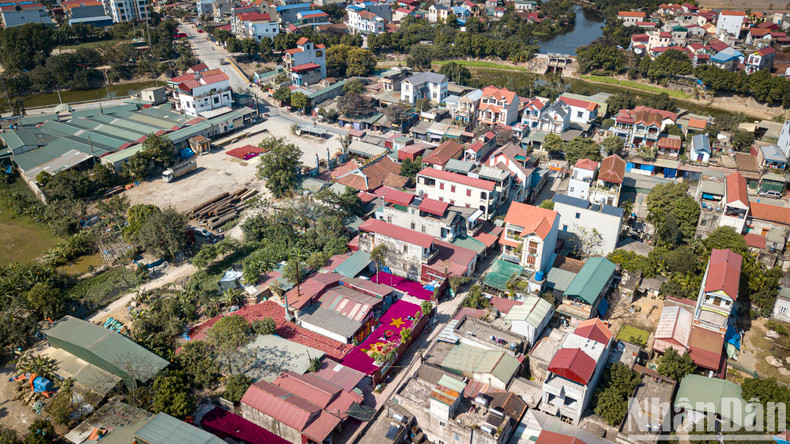 Located in Ung Hoa District, 35 kilometres from downtown of Hanoi, Quang Phu Cau Village is famous for its century-old craft. The village is bustling throughout the year but is most exciting in the days near Tet. The red colour of the incense seems to be more brilliant in the sunlight, attracting the eyes of any visitors. Located in Ung Hoa District, 35 kilometres from downtown of Hanoi, Quang Phu Cau Village is famous for its century-old craft. The village is bustling throughout the year but is most exciting in the days near Tet. The red colour of the incense seems to be more brilliant in the sunlight, attracting the eyes of any visitors.