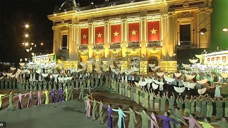 The image of flying birds is represented by dances and the release of balloons. (Screenshots) The image of flying birds is represented by dances and the release of balloons. (Screenshots)