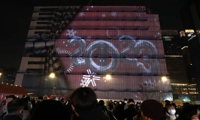 Gwanghwamun Square is bustling on New Year's Eve. (Photo: Chung Sung-Jun/Getty Images)