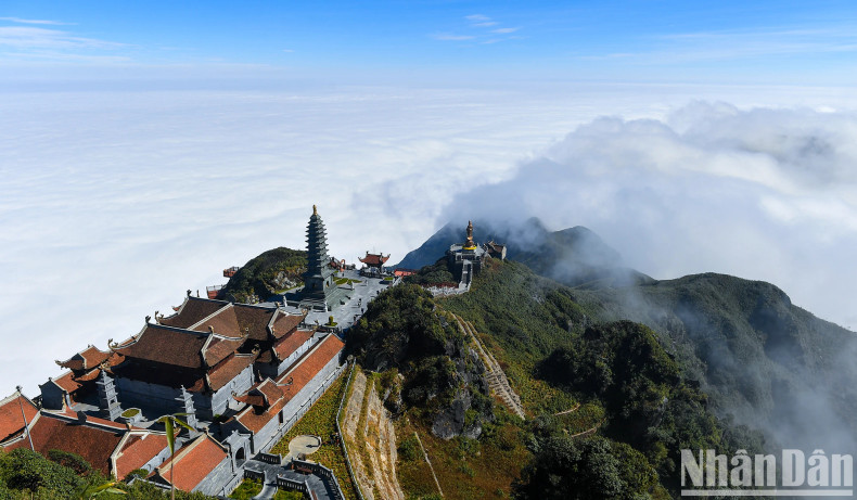 Reaching the Fansipan peak, visitors can admire the magnificent spiritual complex surrounded by clouds.