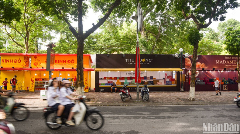 Kiosks selling mooncakes were set up very early on Phan Dinh Phung Street, Ba Dinh Street, Hanoi, to serve people’s needs.