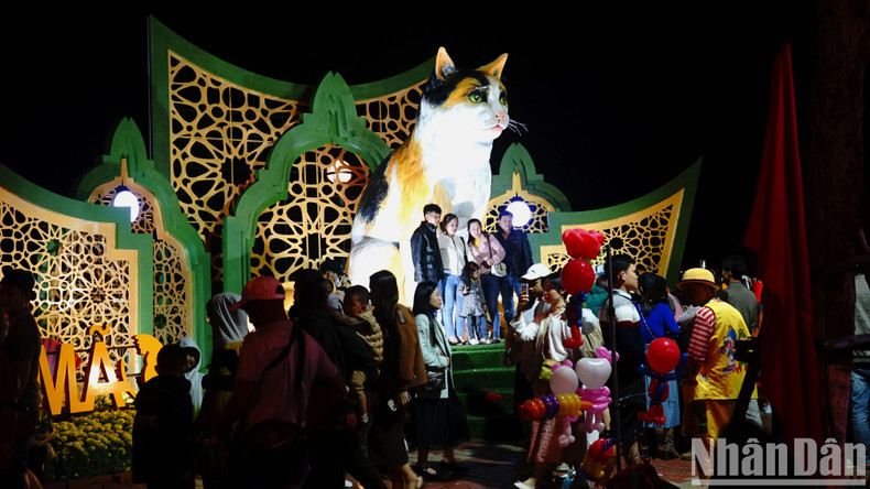 Many people checked in with the mascot of the cat. (Photo: Thanh Tam)