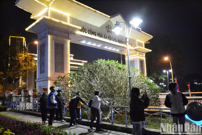 Many young people celebrate New Year’s Eve at Lao Cai-Hakou Border Gate (China). (Photo: Quoc Hong)