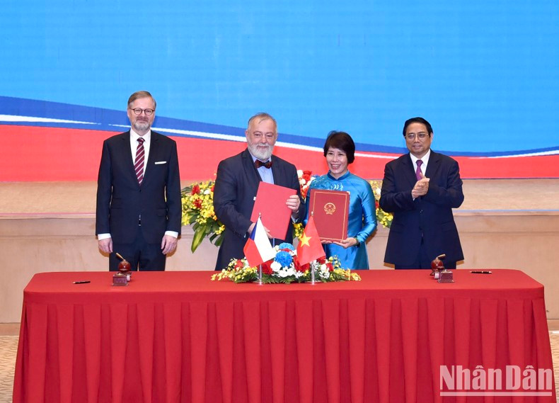 The two Prime Ministers witness the signing of a Memorandum of Understanding on cooperation in information sharing and investment support, with the Czech Ministry of Industry and Trade.