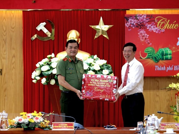 Politburo member Vo Van Thuong presents Tet gifts to Ho Chi Minh City Public Security. (Photo: VNA)