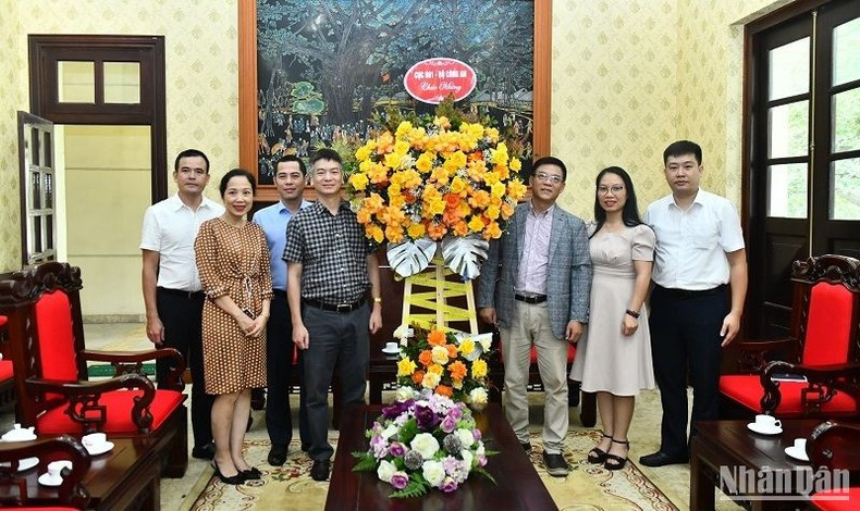 The delegation of Department B01 under the Ministry of Public Security visits Nhan Dan Newspaper. (Photo: DANG KHOA)