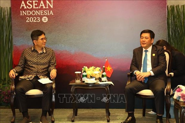 Minister of Industry and Trade Nguyen Hong Dien (R) meets with President of Indonesia's Chamber of Commerce and Industry (KADIN) and Chairman of the ASEAN Business Advisory Council (ABAC) Arsjad Rasjid. (Photo: VNA)
