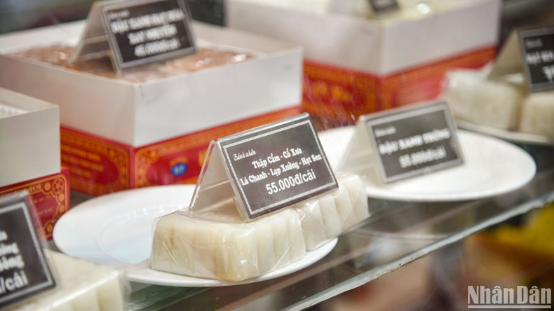 A seller said the price of a mooncake ranges from 50,000 – 80,000 VND. Most customers buy cakes as gifts or to enjoy early with their families.