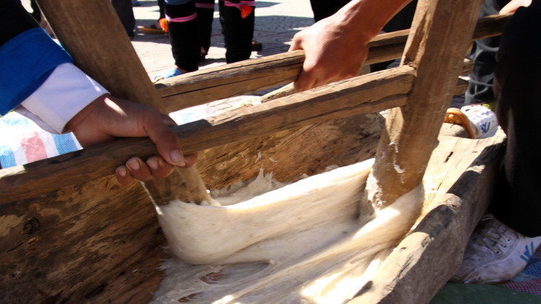 The finer and more flexible the sticky rice is pounded, the whiter, smoother and more delicious the cake will be.