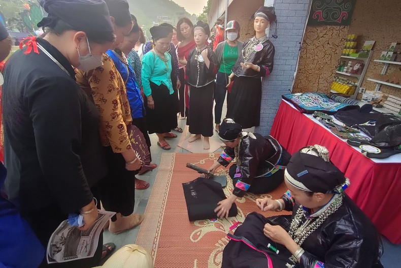 Locals of Nung ethnic minority group in Xin Man District are embroidering patterns on brocade fabric. (Photo: NDO)