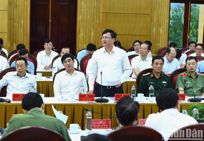 Vice Chairman of Thanh Hoa Provincial People’s Committee Mai Xuan Liem speaks at the working session.