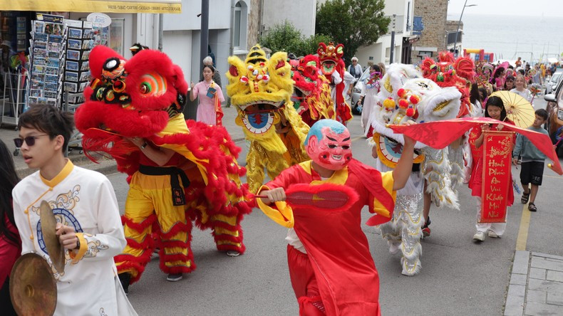 A parade promotes Vietnamese culture in the centre of Larmor-Plage city. A parade promotes Vietnamese culture in the centre of Larmor-Plage city.