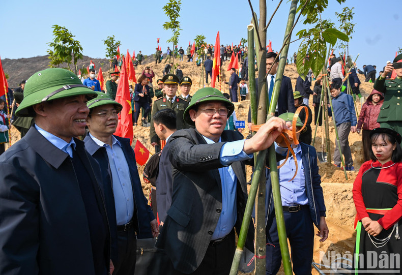 NA Chairman Vuong Dinh Hue and other delegates plant trees at the launch ceremony.