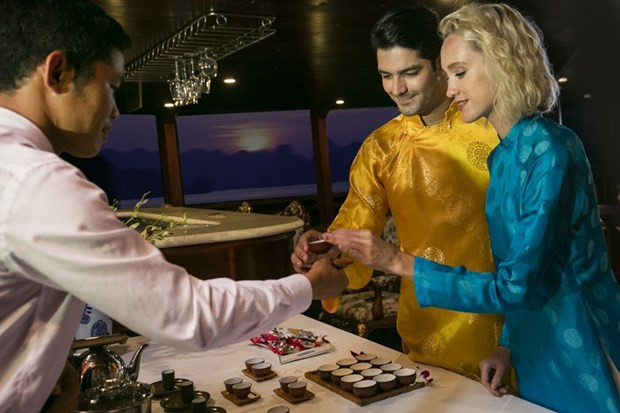 Foreign tourists enjoy Vietnamese tea. (Photo: Collaborator/VietnamPlus) Foreign tourists enjoy Vietnamese tea. (Photo: Collaborator/VietnamPlus)