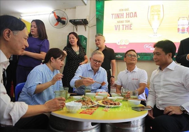 In addition to "banh mi" and "bia hoi", PM Anthony Albanese also enjoys boiled peanuts, grilled chopped fish, grilled pork and dried soya curds mixed with fresh onion leaves. (Photo: VNA)