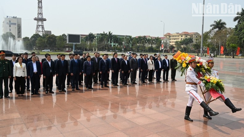 NA Chairman Hue and his entourage lay flowers at the statue of former Party General Secretary Nguyen Van Linh (Photo: NDO)