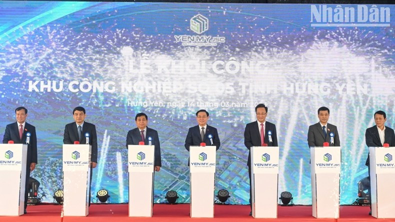 NA Chairman Hue (middle) presses the button to launch the construction of Hung Yen's Industrial Park No.5 (Photo: NDO)