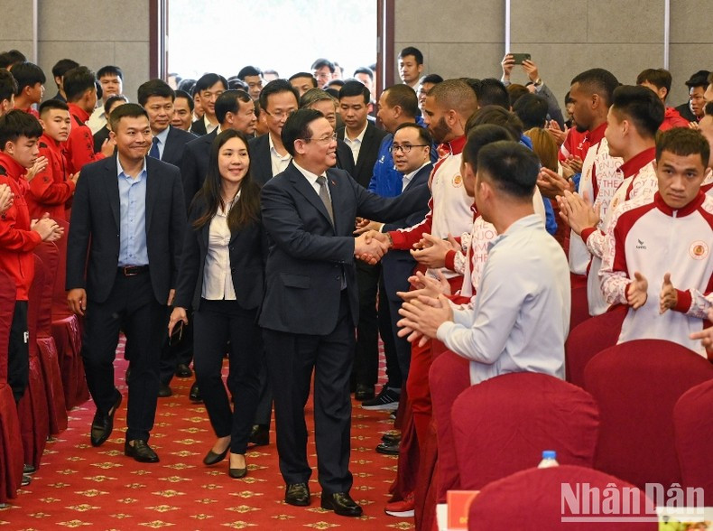 NA Chairman Hue meets officials, experts, trainers and trainees of the PVF Football Academy (Photo: NDO)