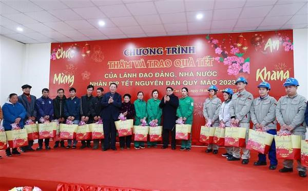PM Pham Minh Chinh presents Tet gifts to policy beneficiary families, people who rendered services to the nation, poor households as well as needy members of trade unions in Ta Lung town of Quang Hoa district. (Photo: VNA)