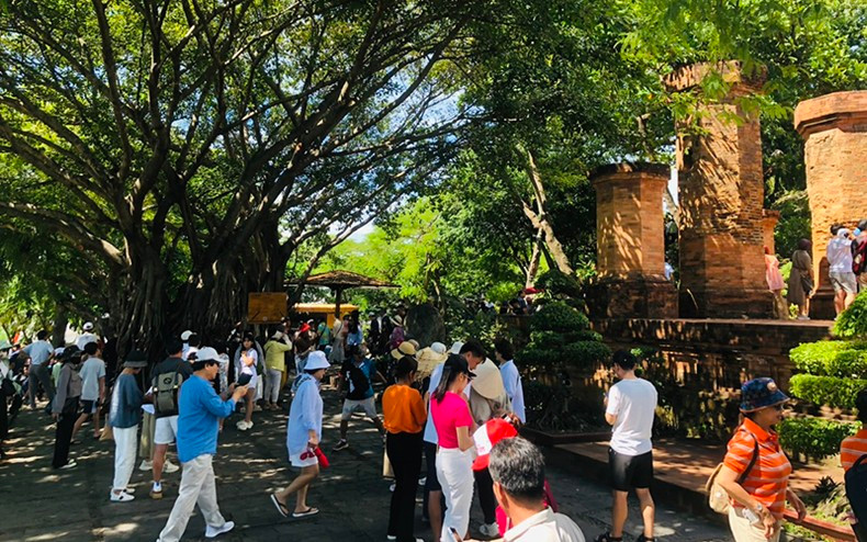 Ponagar Tower Relic Site in Nha Trang City (Khanh Hoa Province) welcomed numerous tourists during the holidays. Ponagar Tower Relic Site in Nha Trang City (Khanh Hoa Province) welcomed numerous tourists during the holidays.