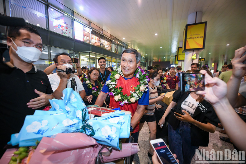 In Pictures: Vietnamese women’s football team returns home to fans’ warm welcome ảnh 10 In Pictures: Vietnamese women’s football team returns home to fans’ warm welcome ảnh 10