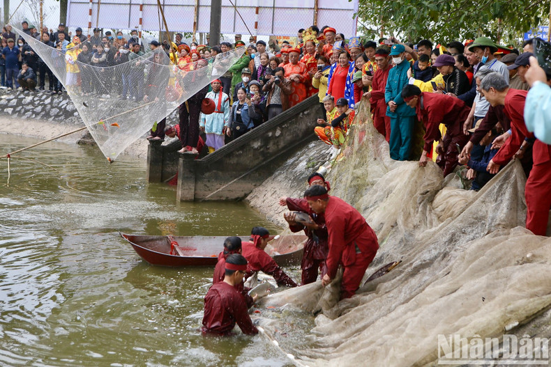 After fetching water from the Dragon well, local people catch qua (channidae) fish and carp and transferred them to the Dragon palanquin.