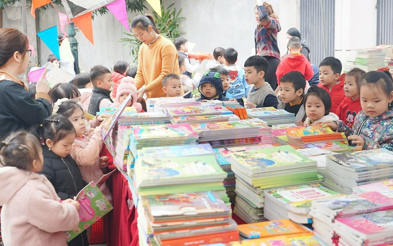 Children are eager to read books. Children are eager to read books.