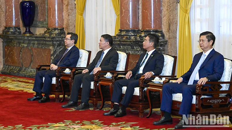 Vietnamese delegates attend the reception.