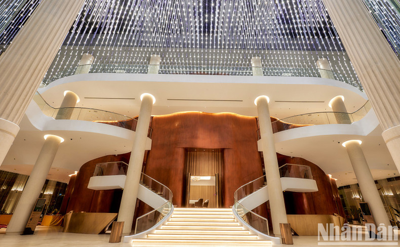 Ho Guom Opera is impressed by its neoclassical architectural style, in harmony with the cultural structures, historical relic sites, and landscapes around Hoan Kiem Lake.