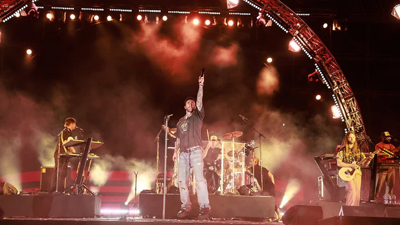 Singer Adam Levin of Maroon 5 performs in Phu Quoc. (Photo: 8Wonders) Singer Adam Levin of Maroon 5 performs in Phu Quoc. (Photo: 8Wonders)