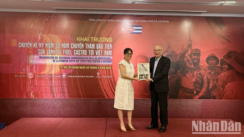 Consul General of Cuba in Ho Chi Minh City Ariadne Feo Labrada presents a gift to the Head of the Ho Chi Minh City Party Committee’s Commission for Communications and Education.